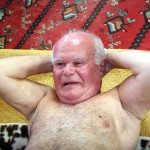 porno-girl-mit-kleinen-titten-will-mit-vier-mnner-ficken-1